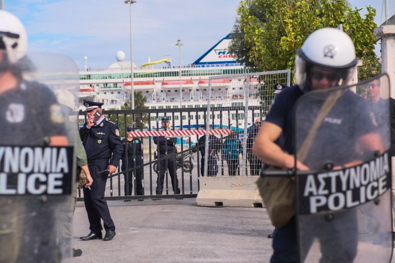 ΜΑΤ χτυπούν δικό τους αστυνομικό: “Μην τον βαράτε, είναι δικός μας!