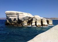 Μήλος: Μεγάλες αυθαιρεσίες στο Σαρακήνικο – Σοβάδες από βίλες-τέρατα πέφτουν στη θάλασσα