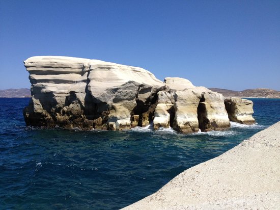 Μήλος: Μεγάλες αυθαιρεσίες στο Σαρακήνικο – Σοβάδες από βίλες-τέρατα πέφτουν στη θάλασσα