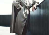 Scarf Coat: Η Sofia Richie Grainge Αποδεικνύει τον Απόλυτο Elegant Χειμερινό Συνδυασμό