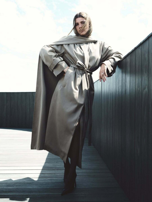 Scarf Coat: Η Sofia Richie Grainge Αποδεικνύει τον Απόλυτο Elegant Χειμερινό Συνδυασμό