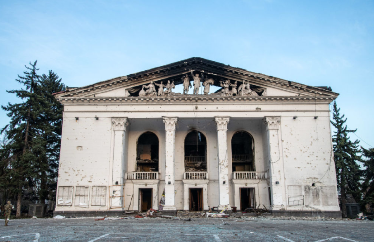 Ρώσοι χορεύουν πάνω στα κόκαλα: Ανοίγει ξανά το ματωμένο θέατρο της Μαριούπολης