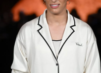 Imane Khelif: Από το Ρινγκ στη Front Row της Chanel – Η Χρυσή Ολυμπιονίκης που Μεταμορφώνεται σε Fashion Icon