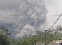 Ινδονησία: Έκρηξη Σεμερού – Γιγαντιαίο νέφος στάχτης «καταπίνει» χωριά και προκαλεί μαζικές εκκενώσεις [vid]