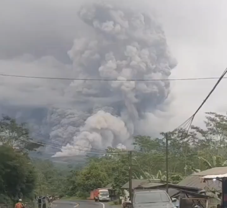 Ινδονησία: Έκρηξη Σεμερού – Γιγαντιαίο νέφος στάχτης «καταπίνει» χωριά και προκαλεί μαζικές εκκενώσεις [vid]