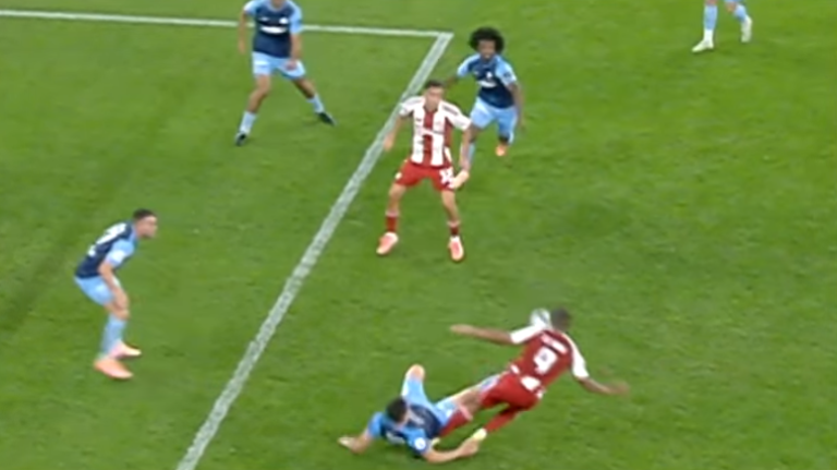 ΒΟΜΒΑ ΚΕΔ: «Κανένα πέναλτι στον Ολυμπιακό, ο παίκτης βουτάει μόνος του!»