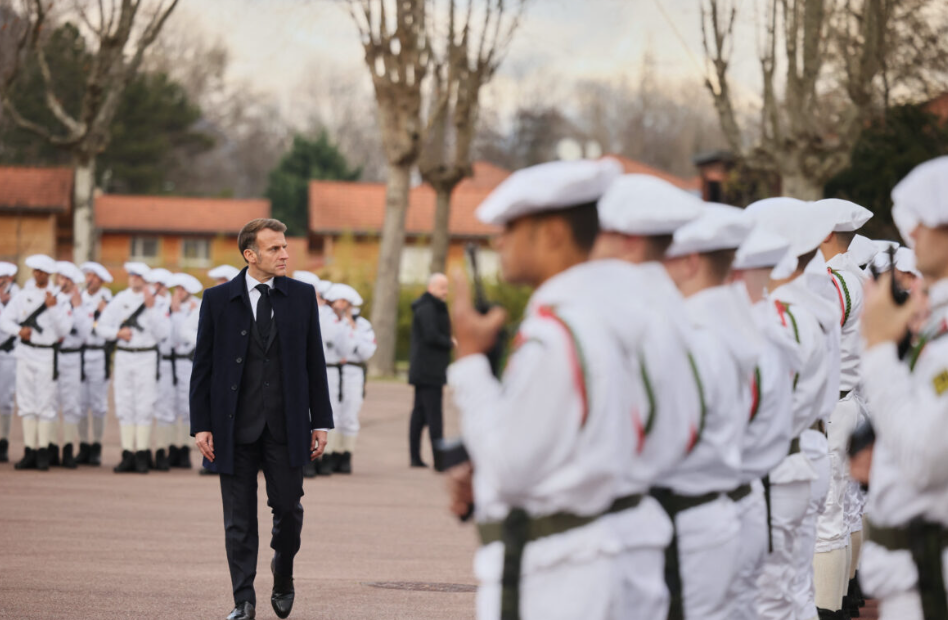 Μακρόν: Εθελοντική θητεία 10 μηνών για νέους 18-19 ετών