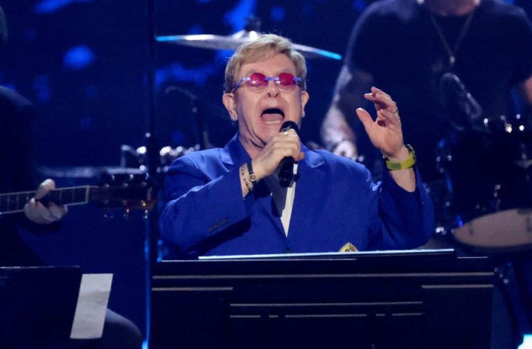 Ο Elton John στα 78: «Καταστροφική η τύφλωση – Δεν βλέπω πια τα πλήκτρα, αλλά η μουσική είναι η ζωή μου»