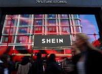 Γαλλία: «Παιδοπορνογραφία σε κούκλες» – Femen και Mouv’Enfants εισβάλλουν στο BHV Marais κατά της Shein