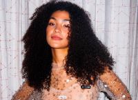 Η Olivia Dean είναι η νέα βασίλισσα της pop – Το 2025 θα ανήκει μόνο σ’ αυτήν!