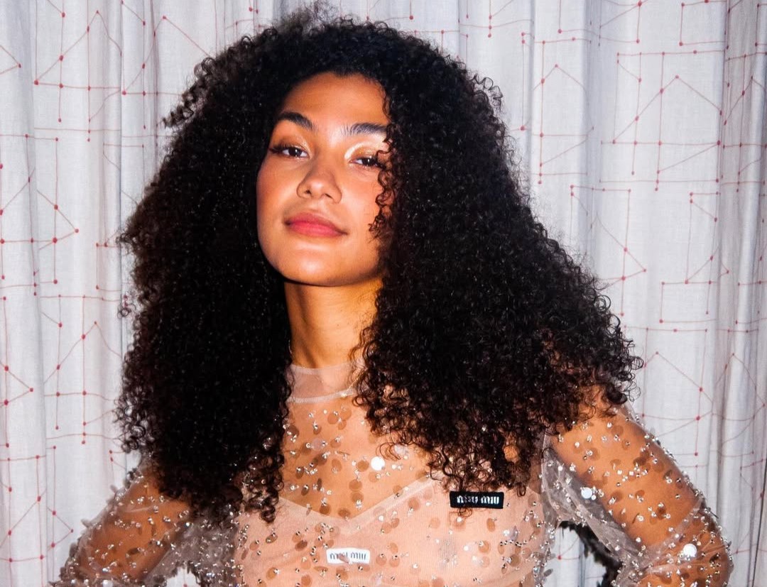 Η Olivia Dean είναι η νέα βασίλισσα της pop – Το 2025 θα ανήκει μόνο σ’ αυτήν!