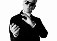 Ο Pierce Brosnan στα 72 του «σκοτώνει» τον James Bond και γίνεται… ζωγράφος!