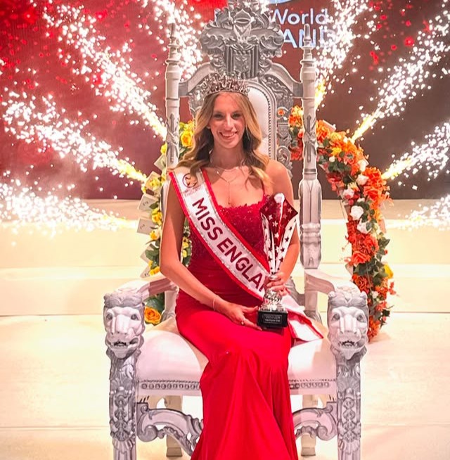 Grace Richardson: Η πρώτη ανοιχτά λεσβία Μις Αγγλία – Από το bullying στο στέμμα, Miss World 2026