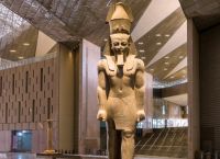 Γκίζα: Εγκαίνια Μεγάλου Αιγυπτιακού Μουσείου – Νέα Εποχή για Φαραωνική Κληρονομιά