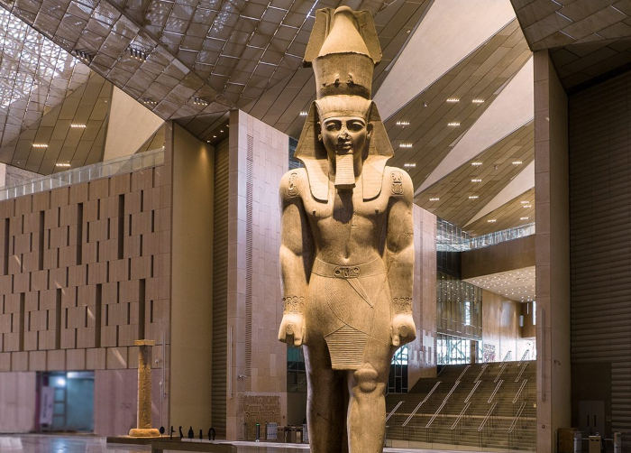 Γκίζα: Εγκαίνια Μεγάλου Αιγυπτιακού Μουσείου – Νέα Εποχή για Φαραωνική Κληρονομιά