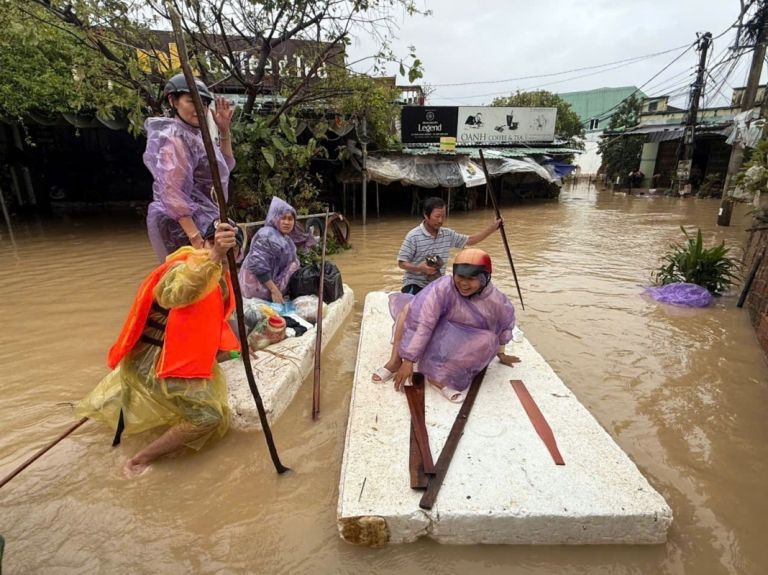 Φονικές πλημμύρες στο Βιετνάμ: Βρέχει ακατάπαυστα από τα τέλη Οκτωβρίου [vid]