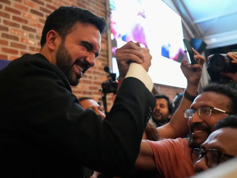 Η νίκη του Ζόχραν Μαμντάνι στη Νέα Υόρκη: Το νέο πρόσωπο της Αμερικής ή ένα ρήγμα στο κατεστημένο;