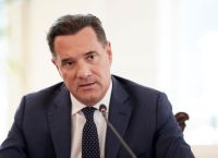 Ηλεκτρονικό μπλόκο στους ανήλικους: Ο Άδωνις απειλεί με κακουργήματα όσους πουλάνε αλκοόλ σε παιδιά