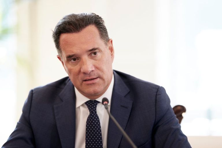 Ηλεκτρονικό μπλόκο στους ανήλικους: Ο Άδωνις απειλεί με κακουργήματα όσους πουλάνε αλκοόλ σε παιδιά