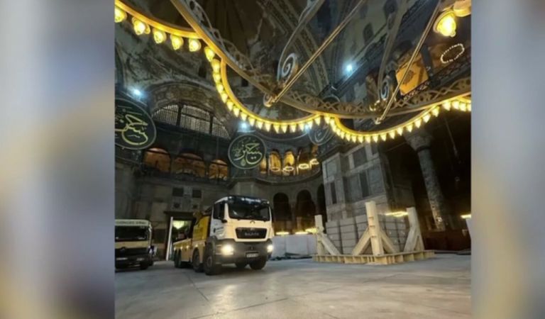 Φορτηγά μέσα στην Αγία Σοφία – Η απάντηση της Τουρκίας