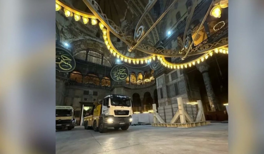 Φορτηγά μέσα στην Αγία Σοφία – Η απάντηση της Τουρκίας