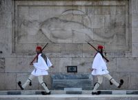 Πρώτη καταδίκη για τον Άγνωστο Στρατιώτη: Ρουβίκωνας στο εδώλιο για ένα πανό