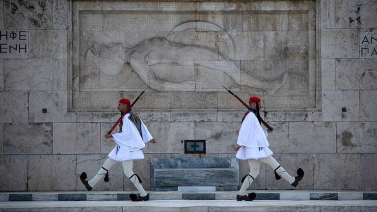 Πρώτη καταδίκη για τον Άγνωστο Στρατιώτη: Ρουβίκωνας στο εδώλιο για ένα πανό