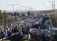 Μπλόκα αγροτών: Πάνω από 1.000 τρακτέρ στην Εθνική Οδό – Αποφασισμένοι να μείνουν μέχρι να δοθούν απαντήσεις