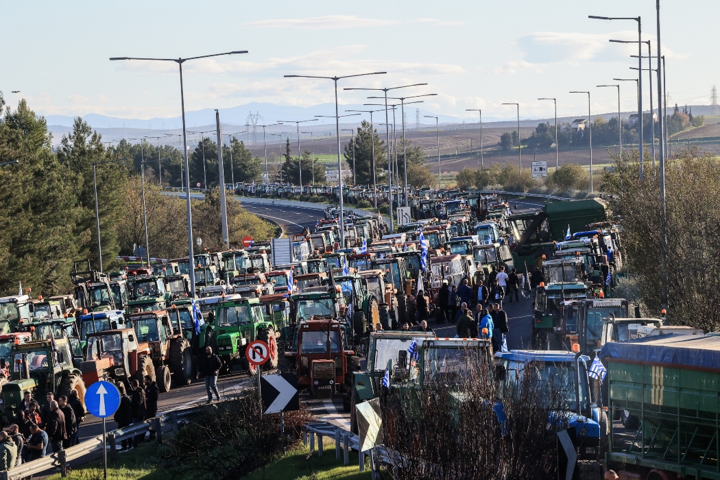Μπλόκα αγροτών: Πάνω από 1.000 τρακτέρ στην Εθνική Οδό – Αποφασισμένοι να μείνουν μέχρι να δοθούν απαντήσεις