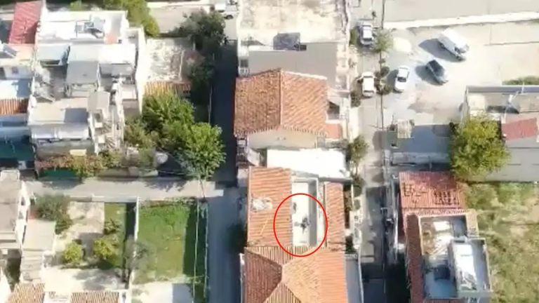 Έφοδος της ΕΛΑΣ στα Άνω Λιόσια: Drone κατέγραψε τη σύλληψη 23χρονου σε ταράτσα