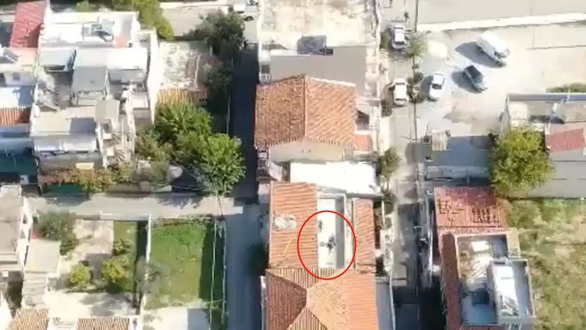 Έφοδος της ΕΛΑΣ στα Άνω Λιόσια: Drone κατέγραψε τη σύλληψη 23χρονου σε ταράτσα