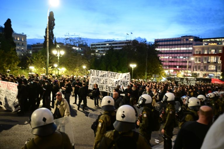 Σε εξέλιξη η μεγάλη πορεία για το Πολυτεχνείο – 11 συλλήψεις και 43 προσαγωγές