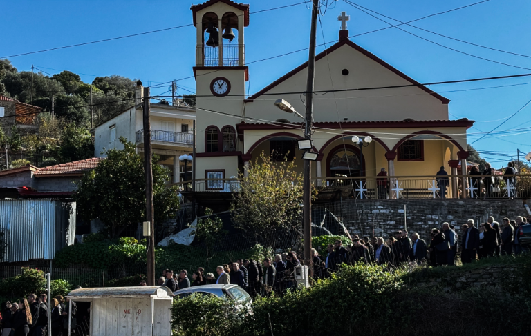 Σπαραγμός στην Αχαΐα: Ράγισαν καρδιές στην κηδεία του 3χρονου Ανδρέα –«Πού είσαι,αγάπη μου;» φώναζε η μητέρα