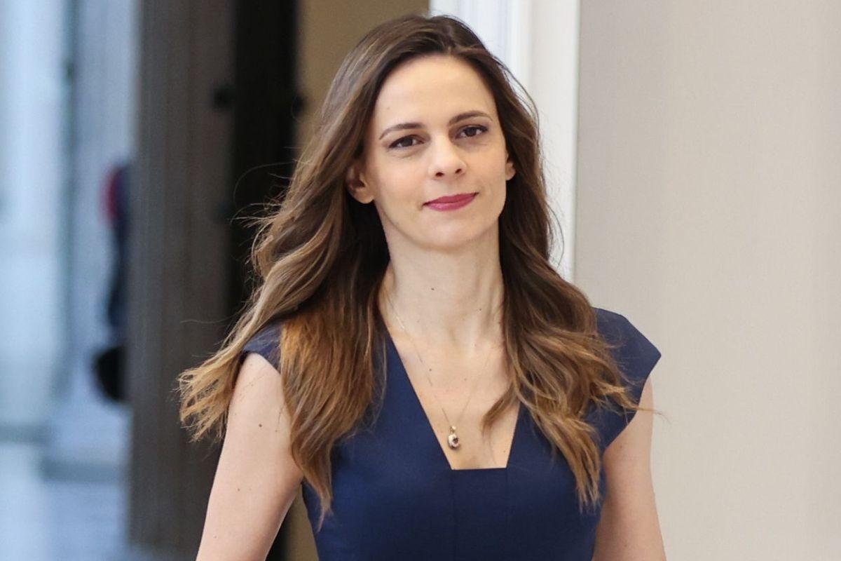 Σκληρή κριτική Αχτσιόγλου για τις ΣΣΕ- Η ΝΔ κρατάει τους εργαζόμενους χωρίς ΣΣΕ