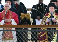 Ιστορική συμπροσευχή Πάπα και Οικουμενικού Πατριάρχη στη Νίκαια για τα 1700 χρόνια από τη Σύνοδο