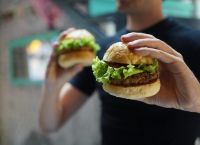 Δύο λεπτά έμεινε χωρίς οξυγόνο ο 22χρονος που κατάπιε ολόκληρο μπέργκερ – Κρίσιμα τα επόμενα 24ωρα