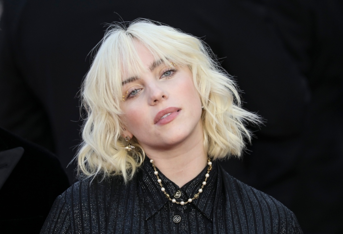 Μπίλι Άιλις: «Δώστε τα Λεφτά σας, Φιλαράκια» – Άβολο Μήνυμα σε Δισεκατομμυριούχους στα WSJ Awards