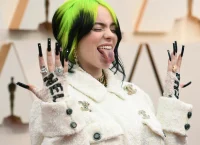 Billie Eilish Σπάει Ρεκόρ Hot 100 – Το «Wildflower» Πλησιάζει Dua Lipa & Κάνει Ιστορία!