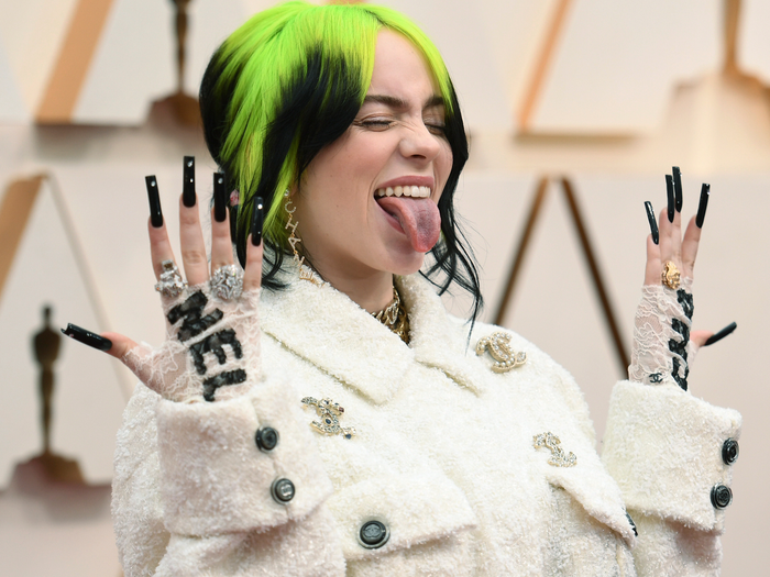 Billie Eilish Σπάει Ρεκόρ Hot 100 – Το «Wildflower» Πλησιάζει Dua Lipa & Κάνει Ιστορία!