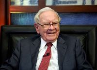 Berkshire Hathaway: Ρεκόρ ρευστότητας 381,6 δισ. δολαρίων και αύξηση 34% στα λειτουργικά κέρδη