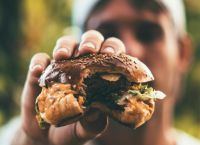 Ναυαγοσώστης έδωσε πρώτες βοήθειες στον 22χρονο που πνίγηκε με μπέργκερ–«Χτυπούσε την πλάτη του στον τοίχο»