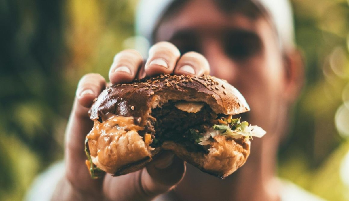 Ναυαγοσώστης έδωσε πρώτες βοήθειες στον 22χρονο που πνίγηκε με μπέργκερ–«Χτυπούσε την πλάτη του στον τοίχο»