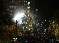 Φωταγωγήθηκε το δέντρο στην πλατεία Συντάγματος: Πλήθος κόσμου παρά την βροχή