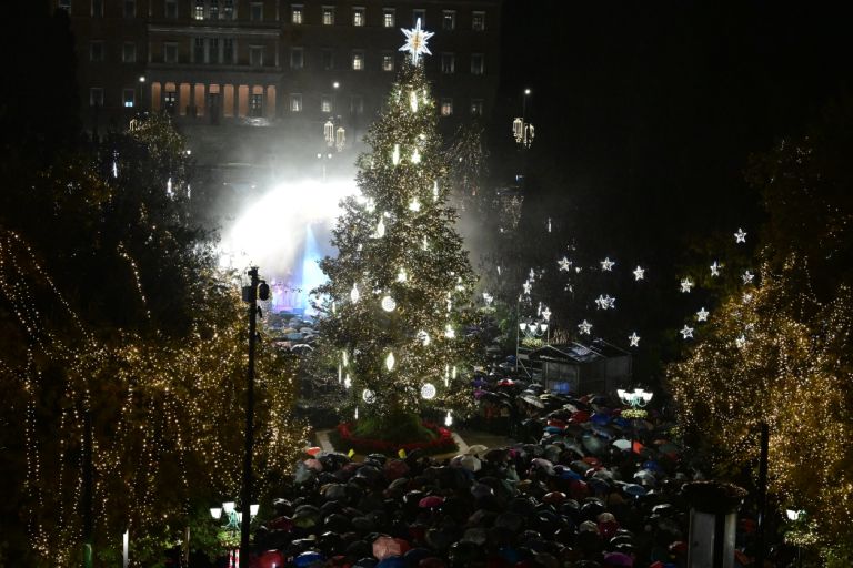 Φωταγωγήθηκε το δέντρο στην πλατεία Συντάγματος: Πλήθος κόσμου παρά την βροχή