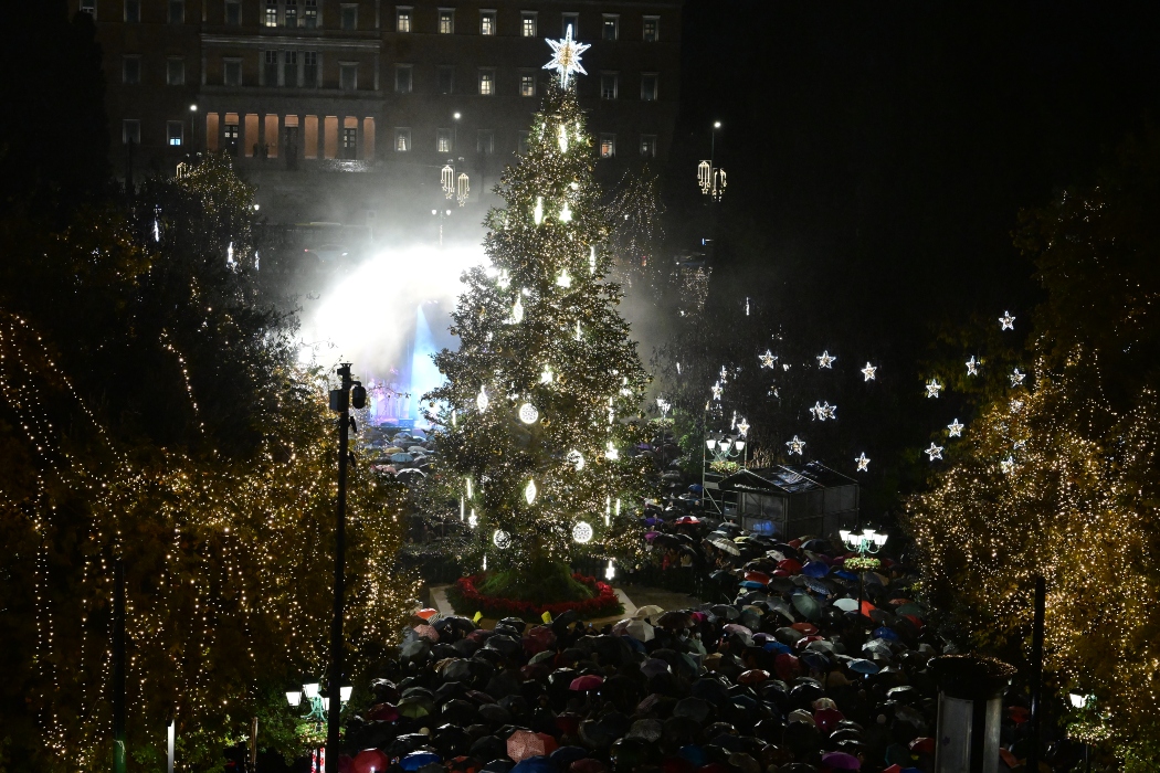 Φωταγωγήθηκε το δέντρο στην πλατεία Συντάγματος: Πλήθος κόσμου παρά την βροχή