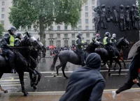 Τέλος οι διαδηλώσεις στα σπίτια: 6 μήνες φυλακή για όποιον “ενοχλεί” βουλευτή