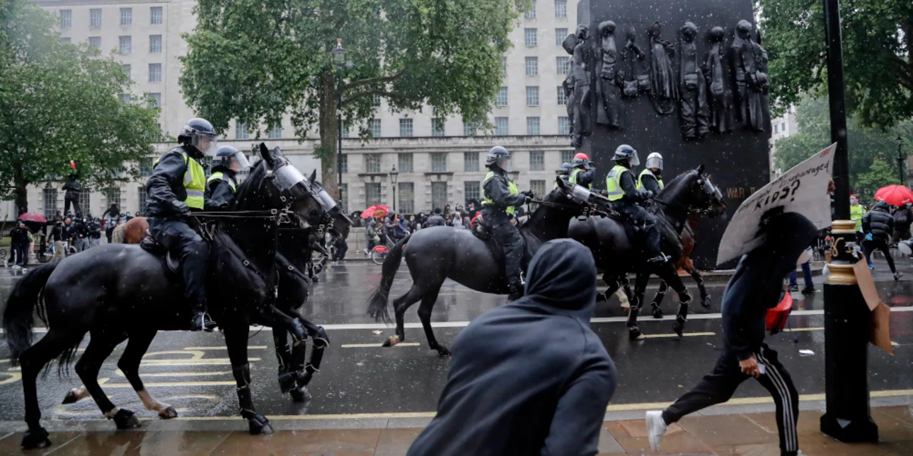 Τέλος οι διαδηλώσεις στα σπίτια: 6 μήνες φυλακή για όποιον “ενοχλεί” βουλευτή