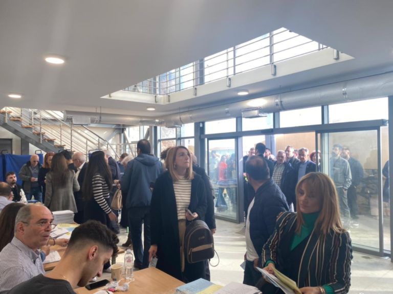 Ομαλά και με μεγάλη συμμετοχή συνεχίζεται η ψηφοφορία για τις εσωκομματικές εκλογές της ΝΔ