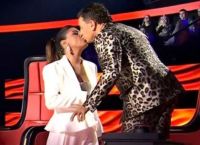 Έκπληξη στο The Voice: Η Έλενα Παπαρίζου φίλησε τον Γιώργο Μαζωνάκη on air