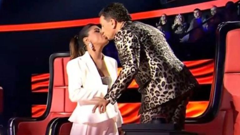 Έκπληξη στο The Voice: Η Έλενα Παπαρίζου φίλησε τον Γιώργο Μαζωνάκη on air